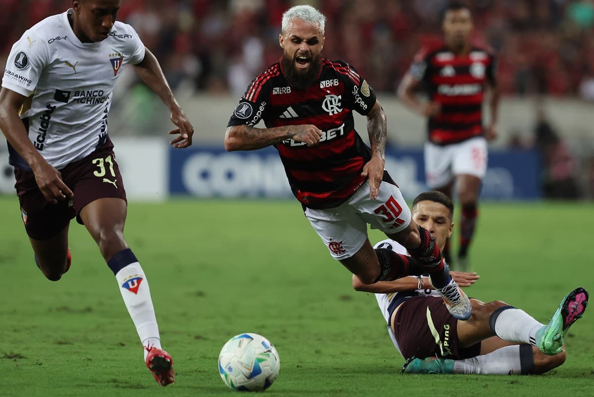 Michael sofre entrada de jogador da LDU em jogo do Flamengo