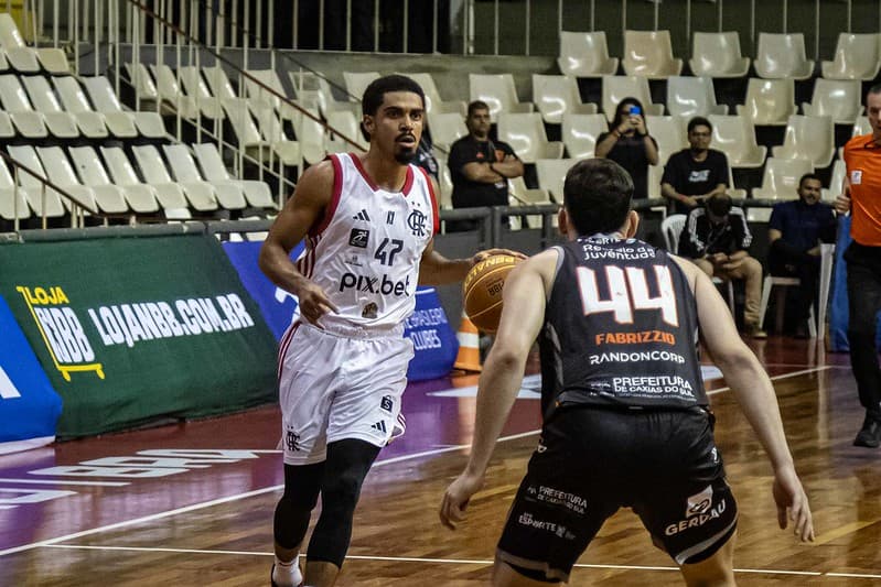 Alexey em quadra pelo Flamengo contra o Caxias do Sul