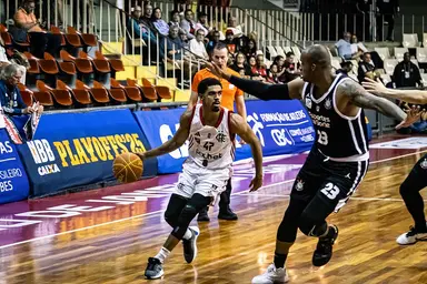 Alexey carrega a bola contra Lucas Caue, pivo do Corinthians, em jogo pelas quartas de final do NBB no Tijuca