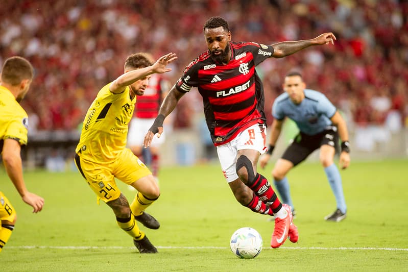 Gerson carrega a bola contra a marcação do Deportivo Táchira no Maracanã