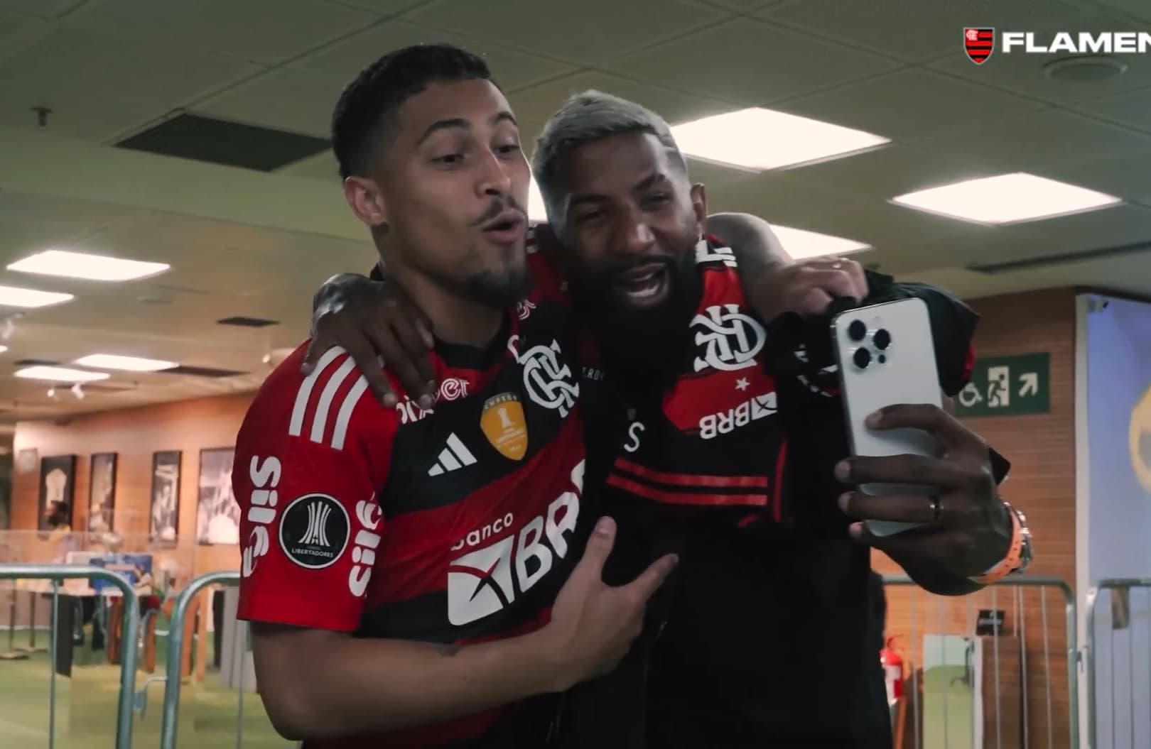 João Gomes e Rodinei nos bastidores da Flamengo TV
