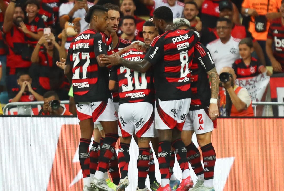 Jogadores do Flamengo comemoram gol no Brasileirão