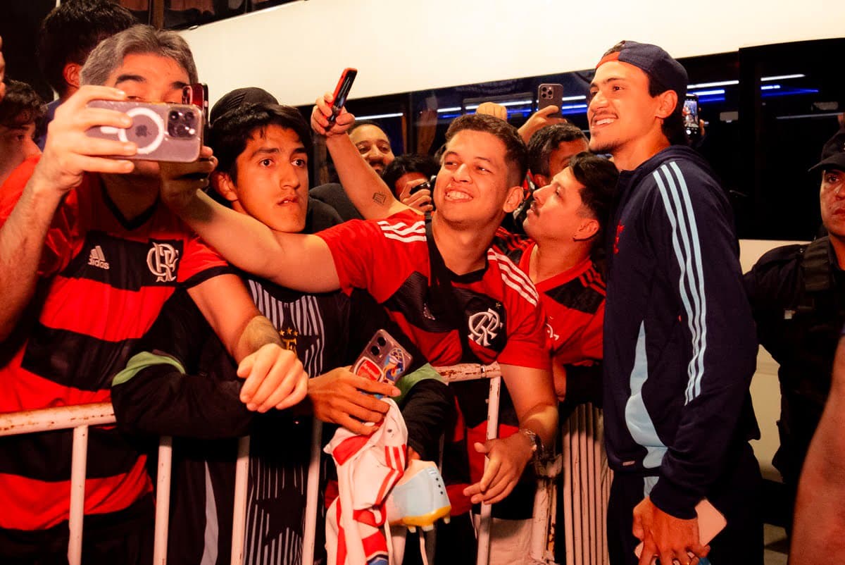 Pedro tira fotos com torcedores na chegada à Argentina