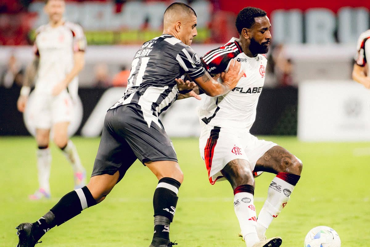 Gerson tenta jogada enquanto é marcado pelo jogador do Central Córdoba