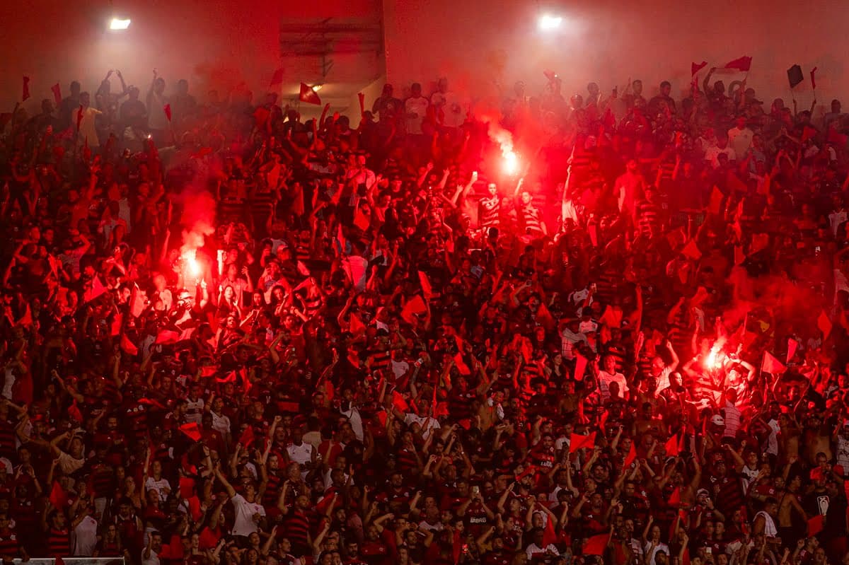 Torcida do Flamengo faz a festa no Maracanã para empurrar o time na Libertadores