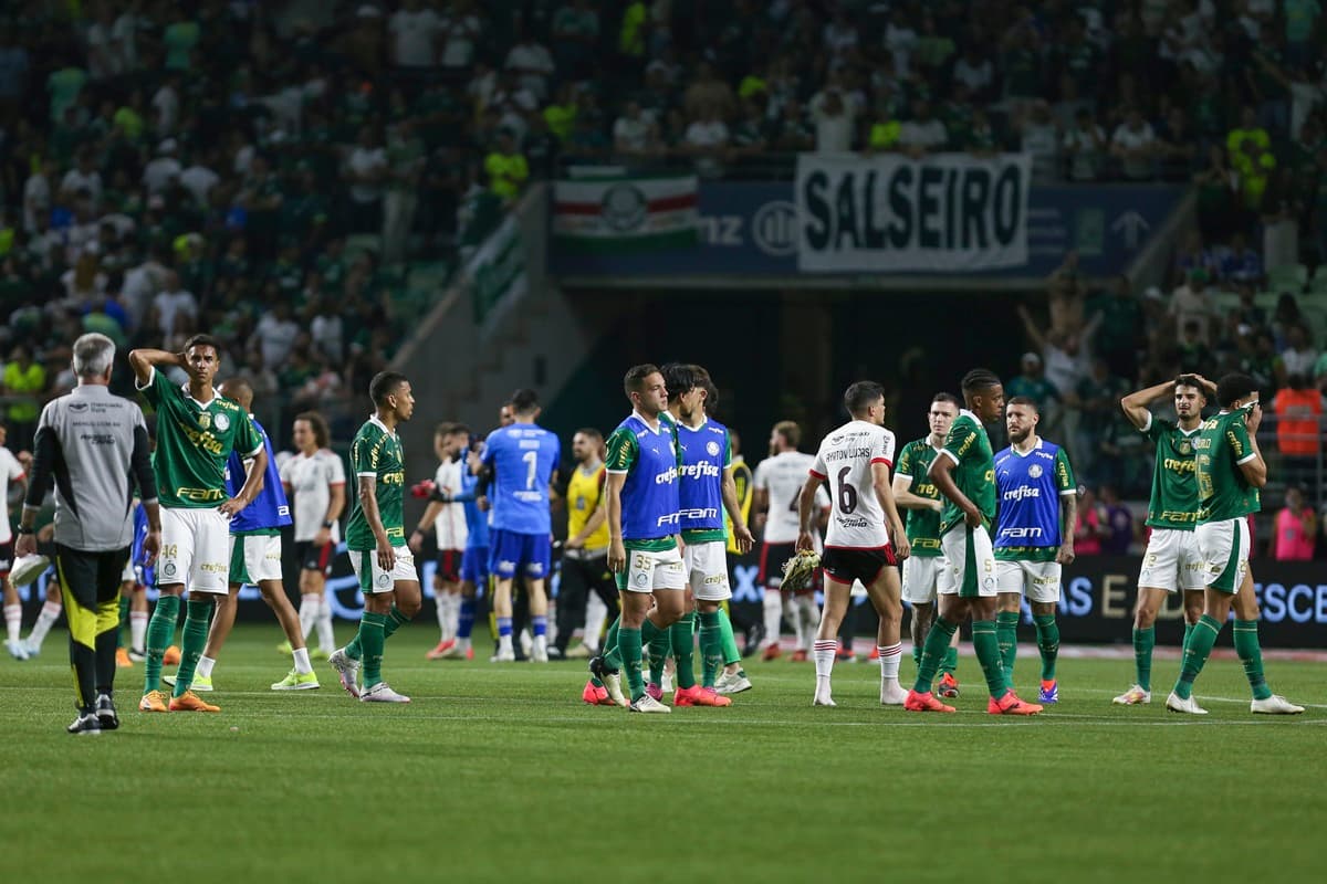 Jogadores de Flamengo e Palmeiras misturados no gramado do Allianz Parque