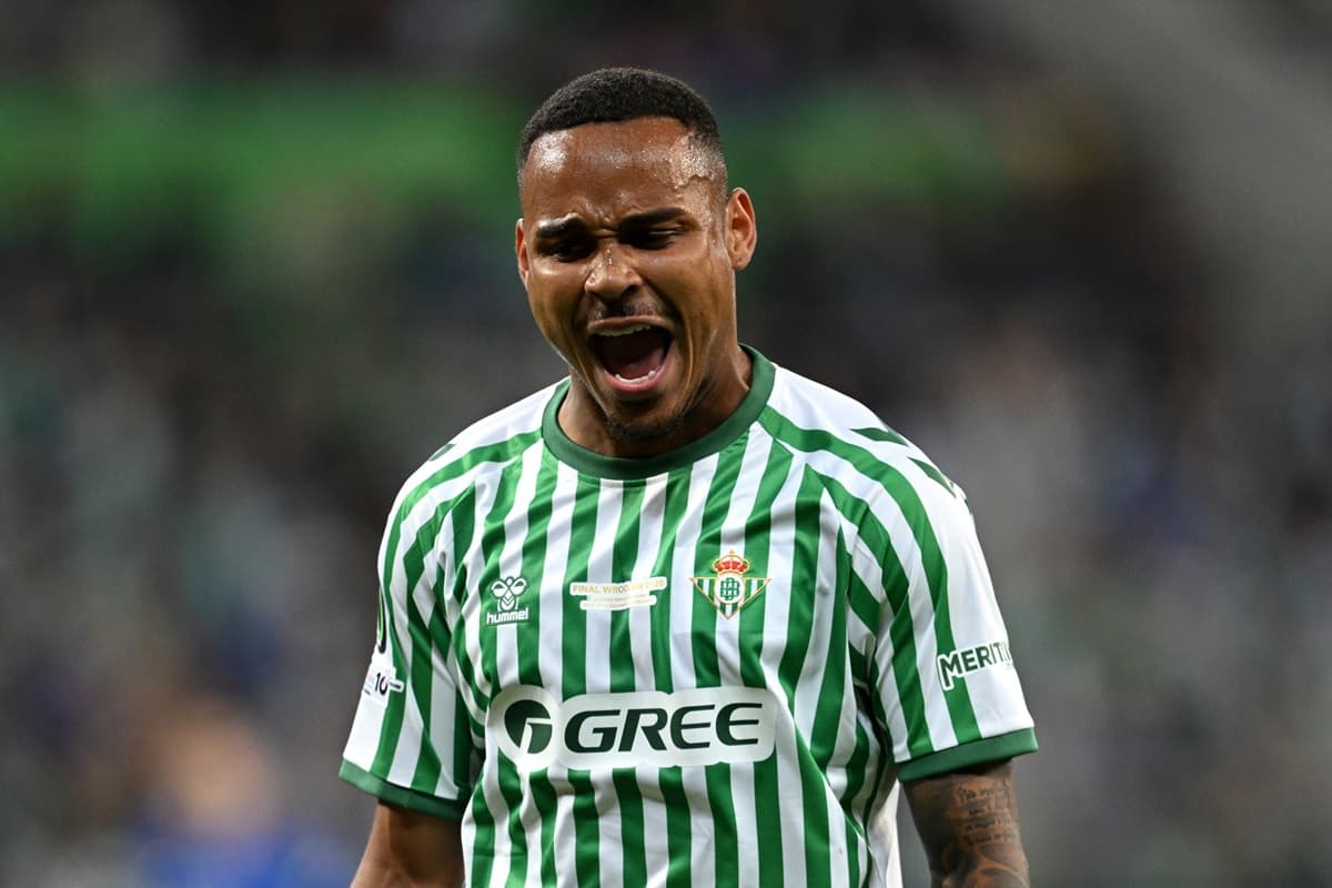 Natan reclama durante derrota do Betis para o Chelsea, na final da Conference League