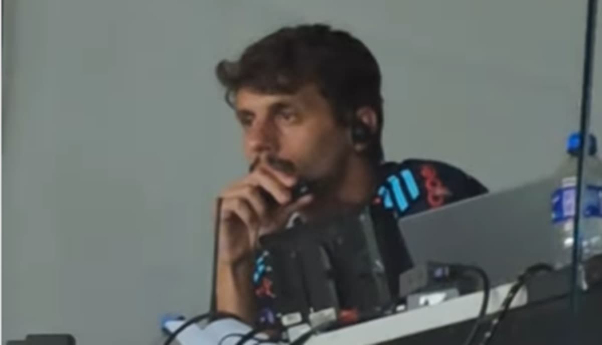 rodrigo caio em cabine do maracanã