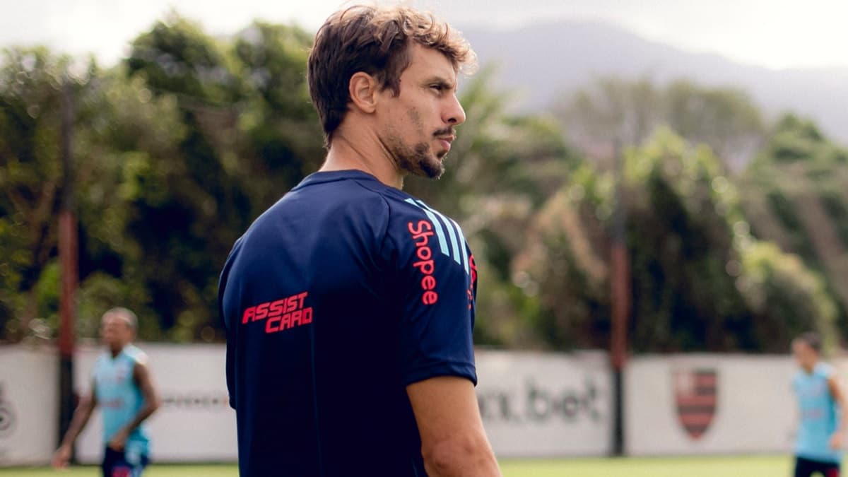 rodrigo caio em treino do flamengo no ninho do urubu