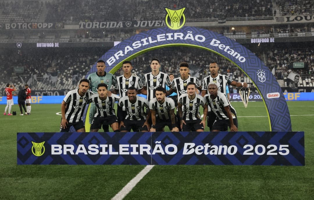 Time do Botafogo perfilado antes de jogo do Brasileirão