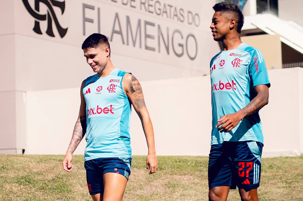 Luiz Araújo e Bruno Henrique caminham para o gramado do Ninho em treino do Flamengo