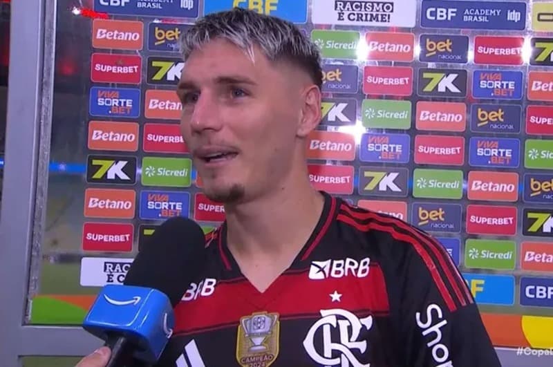 Varela sorridente em entrevista ao Prime Video após marcar gol e dar assistência em Flamengo 4x2 Botafogo-PB