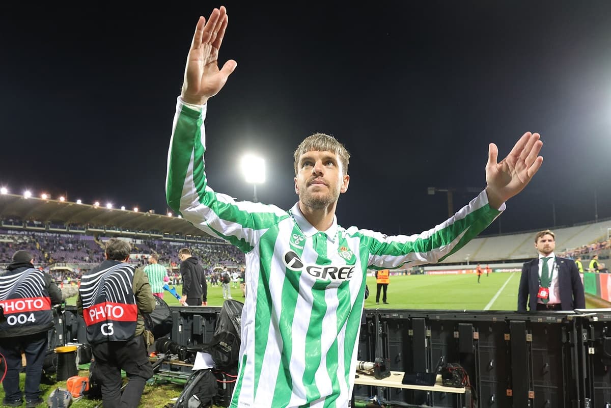 Lo Celso celebra com a torcida do Betis