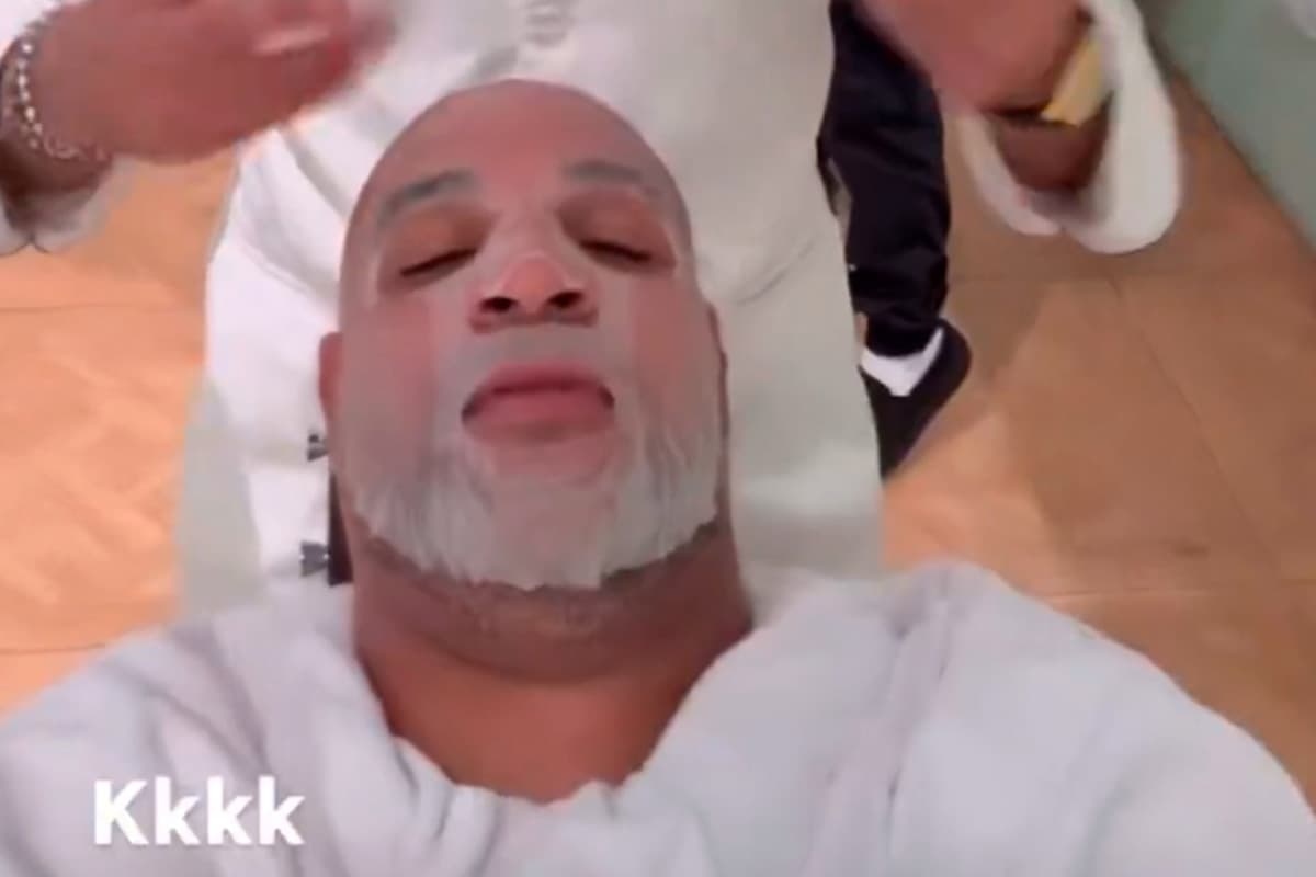 Adriano Imperador durante procedimento facial na Itália