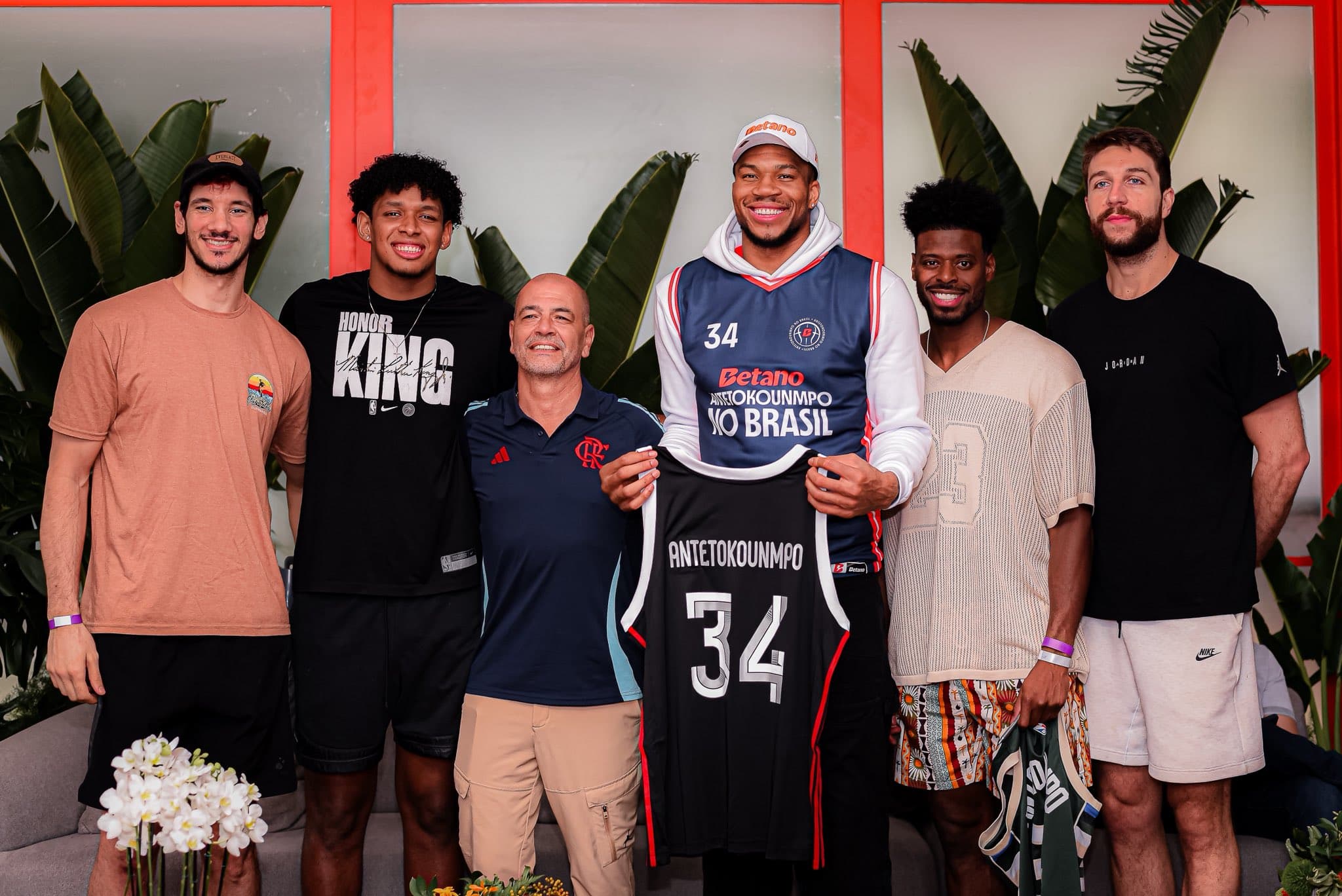 Antetokounmpo posa com a camisa do Flamengo ao lado do técnico Sergio Hernandez e de atletas rubro-negros