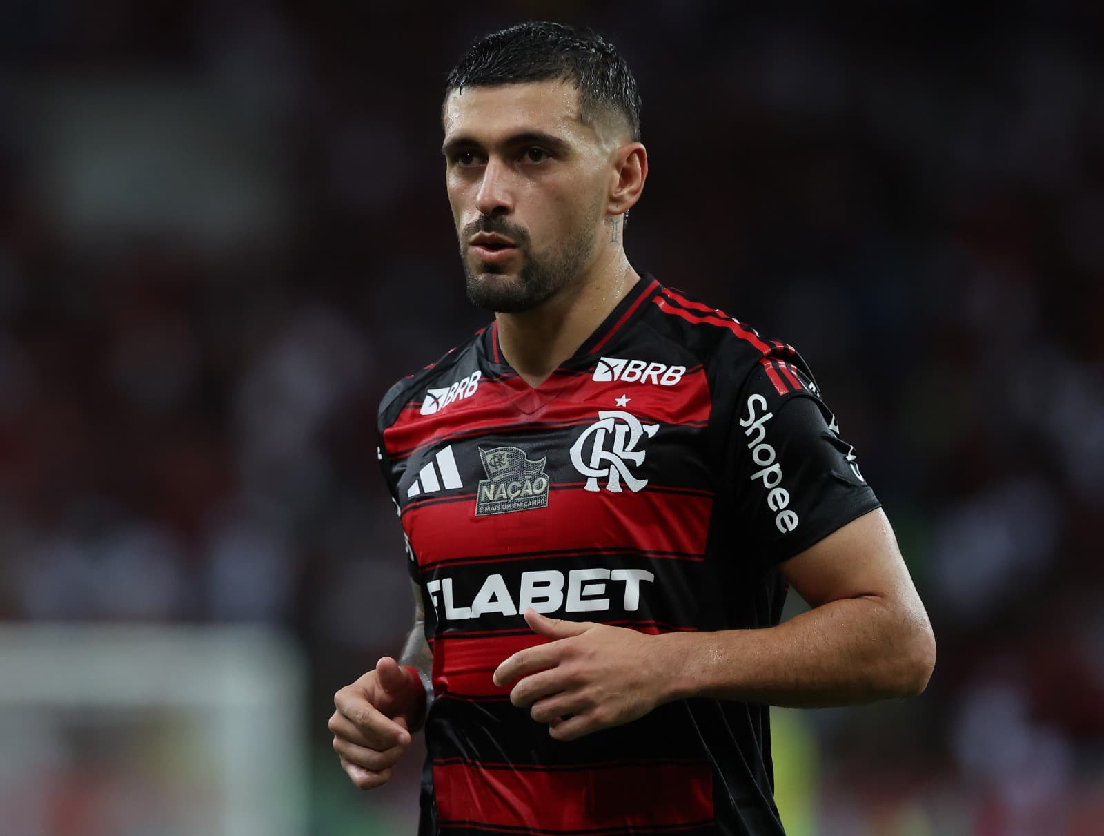 Arrascaeta corre em jogo do Flamengo no Maracanã