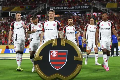 Jogadores do Flamengo perfilados antes de enfrentar o LAFC na Copa do Mundo de Clubes
