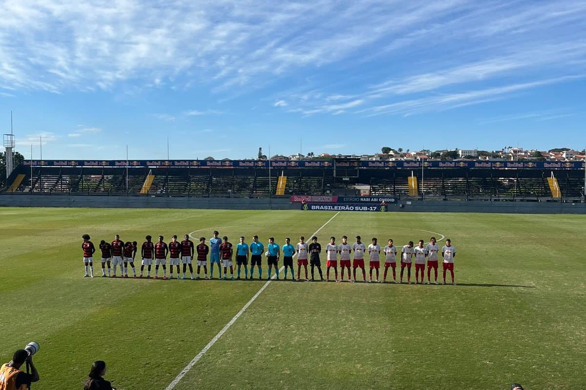 Flamengo e Red Bull Bragantino perfilam equipes em campo antes do início do jogo