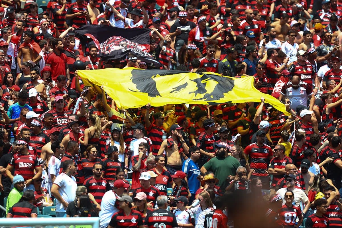 Torcida do Flamengo faz a festa em partida contra o Chelsea