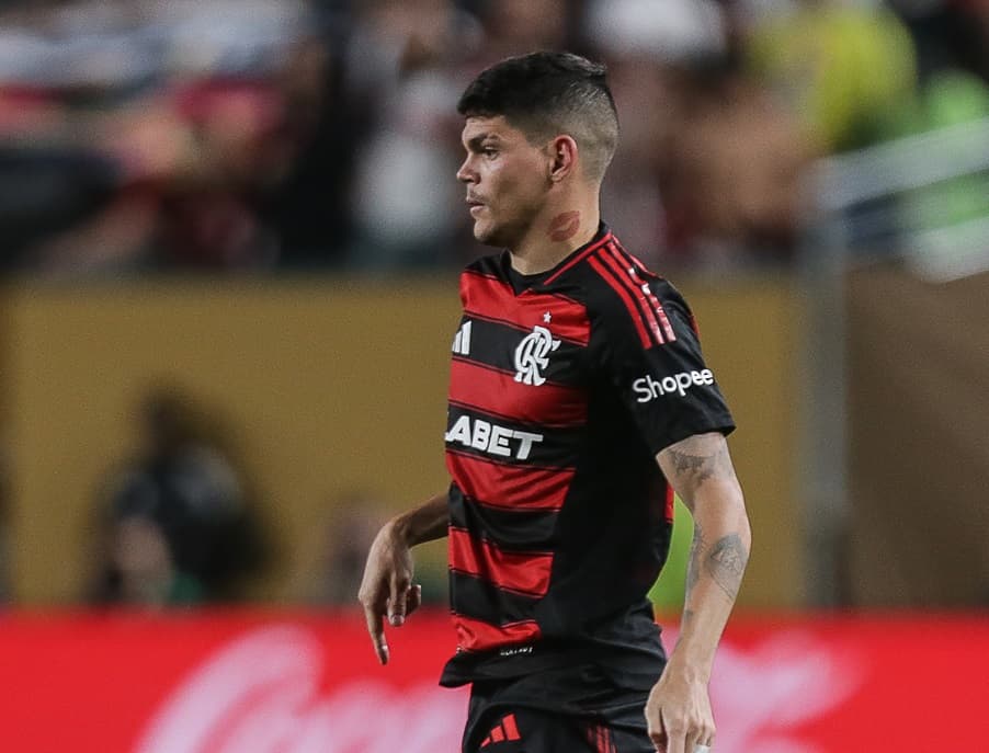 Ayrton Lucas tenta jogada contra o Espérance