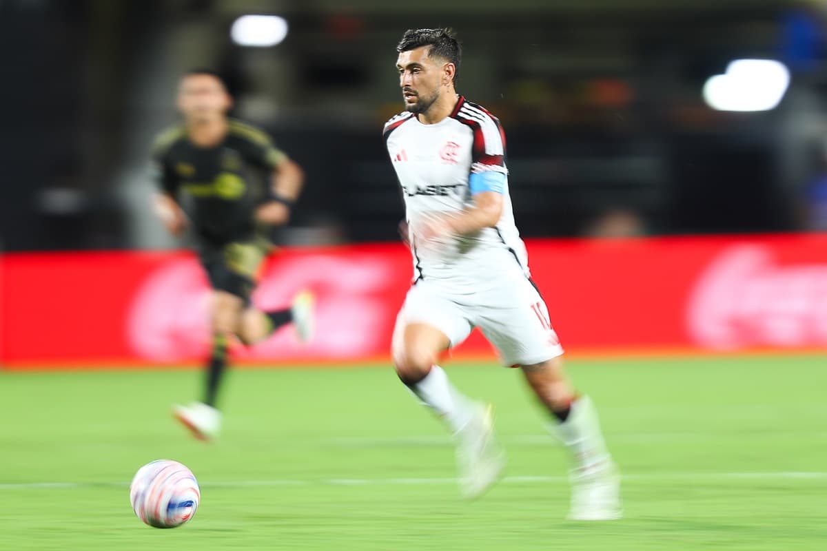 Arrascaeta arranca com a bola em jogo contra o LAFC