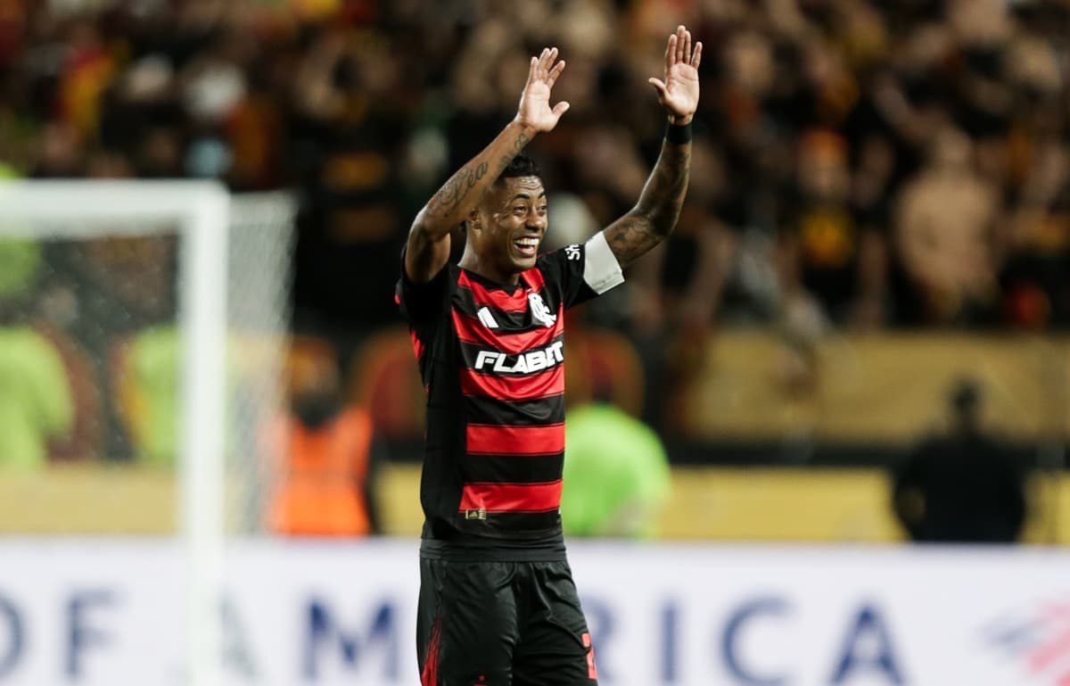 Bruno Henrique comemora vitória do Flamengo sobre o Espérance