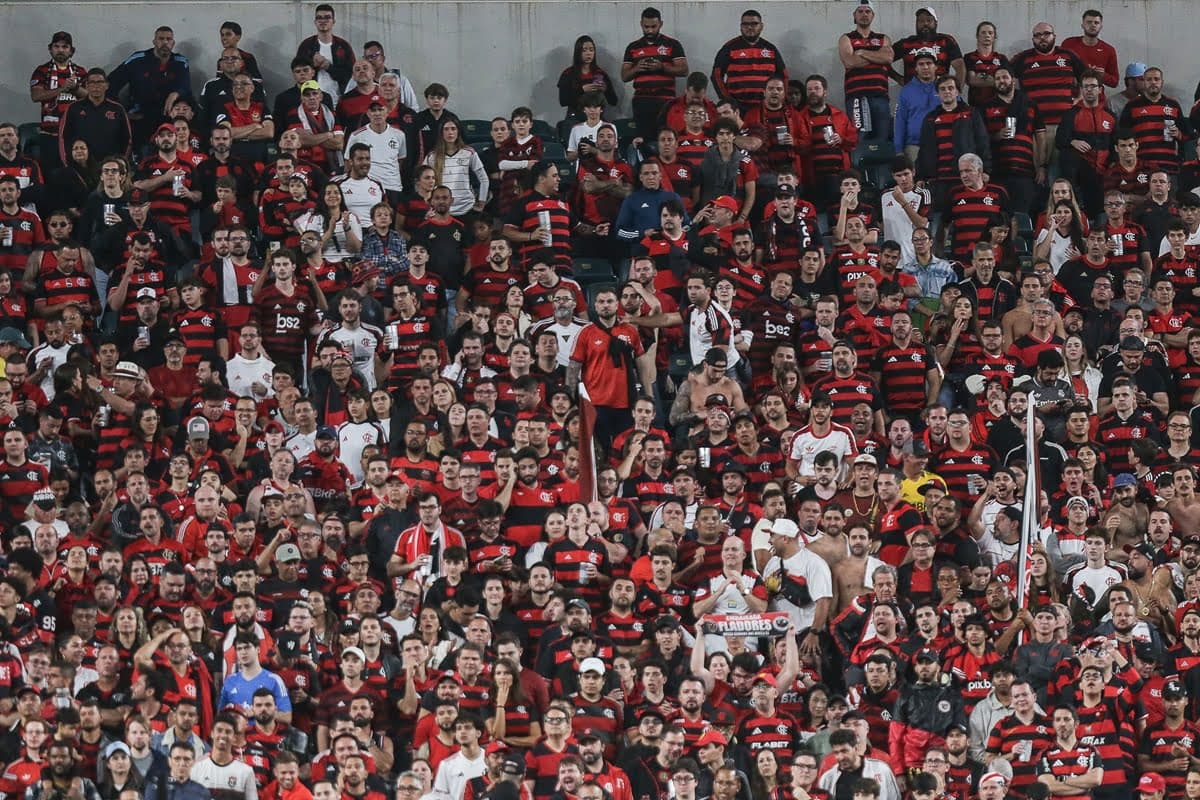 Torcida do Flamengo apoia o time em estreia na Copa do Mundo, contra o Espérance
