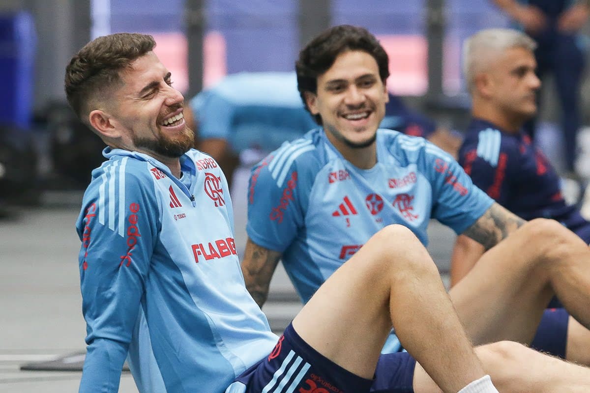 Jorginho ri em conversa com Pedro durante treino do Flamengo