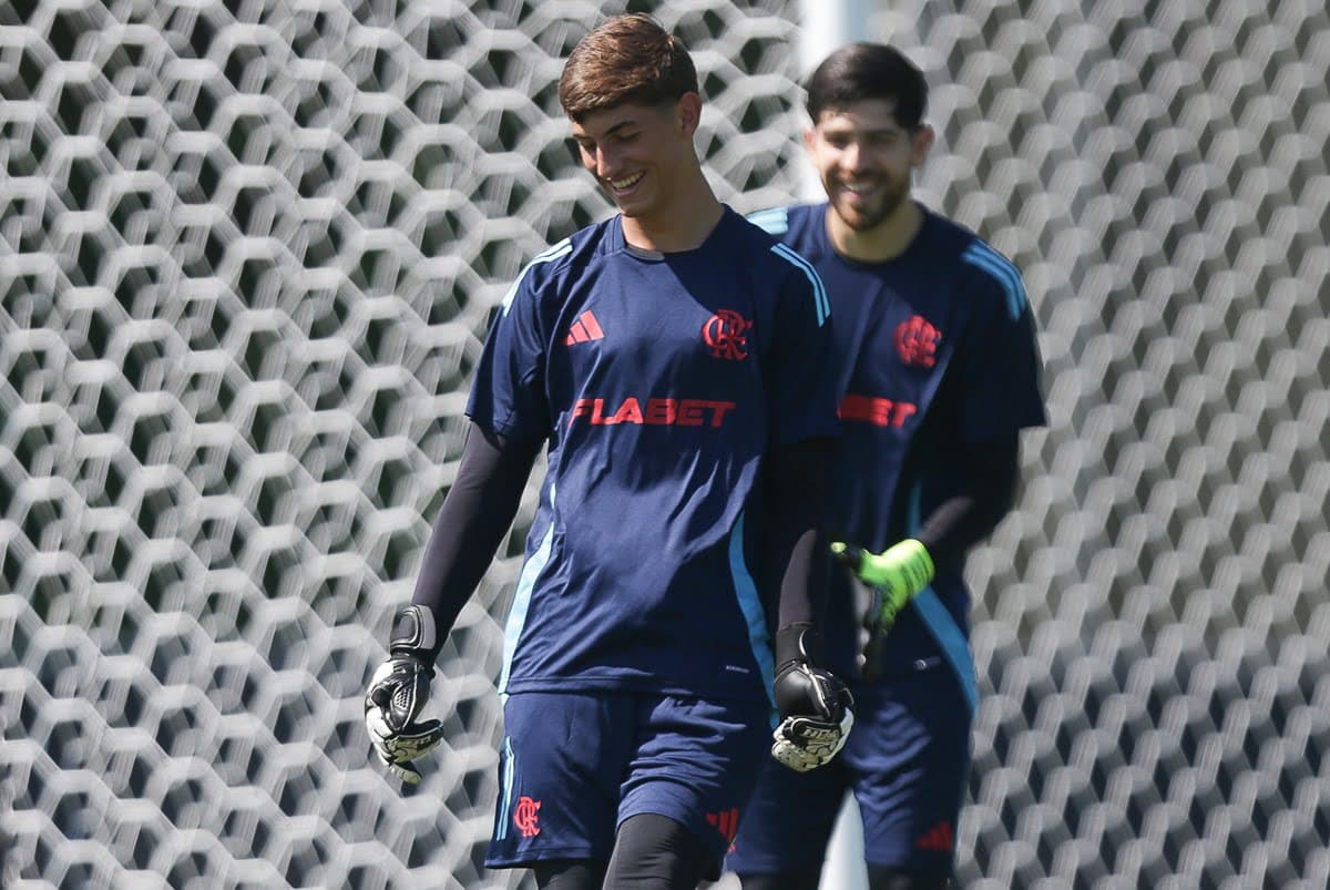 Léo Nanetti participa de treino do Flamengo com Rossi