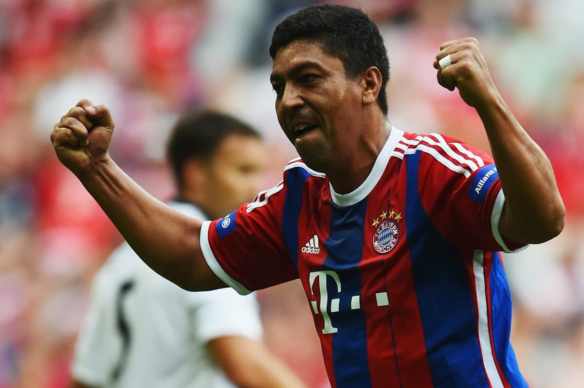 Élber vibra com gol de time master do Bayern contra o Manchester United