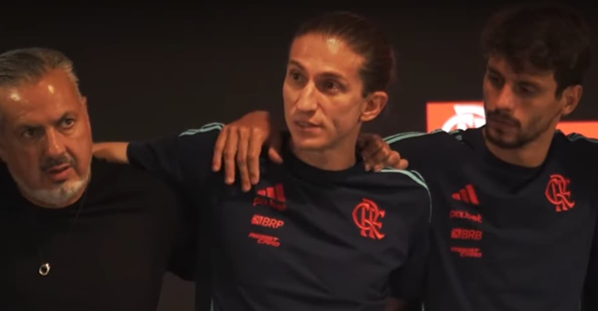 filipe luís faz discurso ao lado de boto e rodrigo caio no flamengo