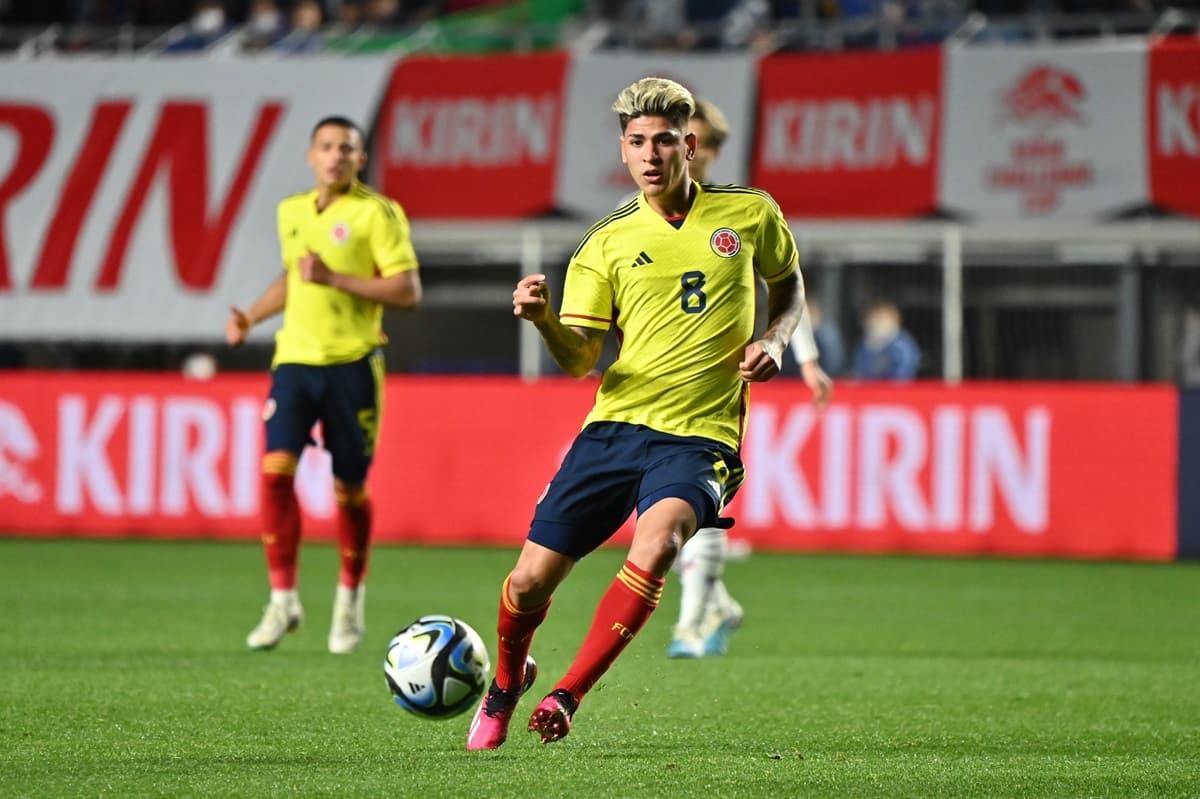 Jorge Carrascal tenta jogada durante partida amistosa da Colômbia