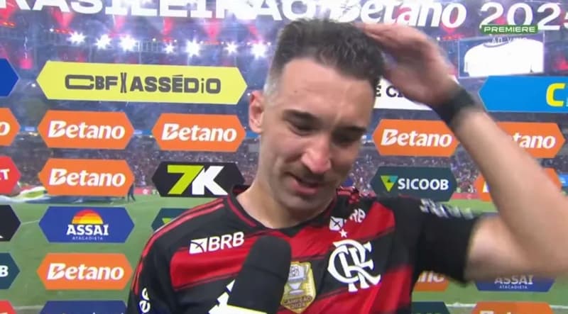 Léo Ortiz sorridente em entrevista sobre assistência para gol de Arrascaeta em Flamengo 5x0 Fortaleza