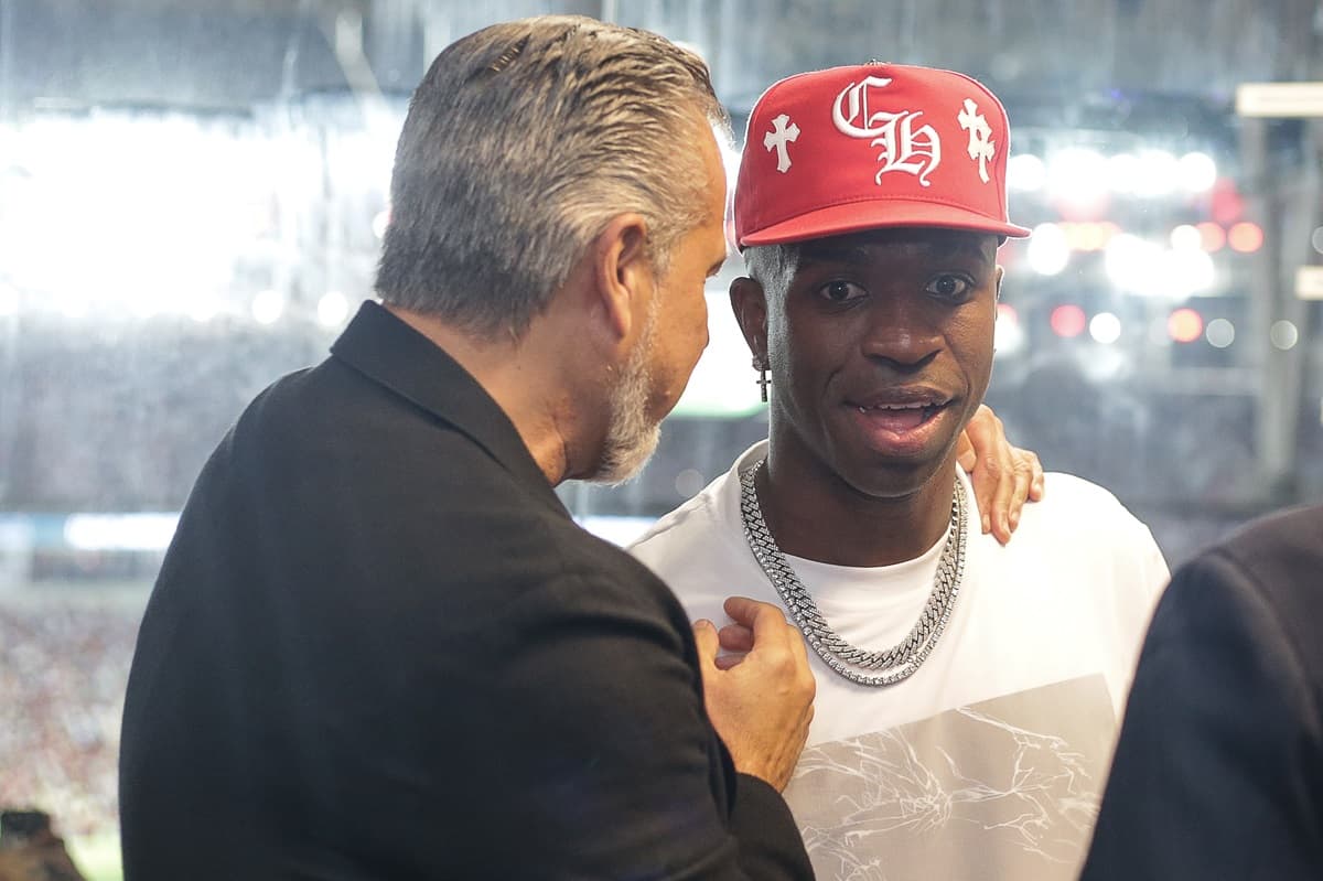 Vini Jr e José Boto fazem brincadeira durante jogo do Flamengo contra o Deportivo Táchira