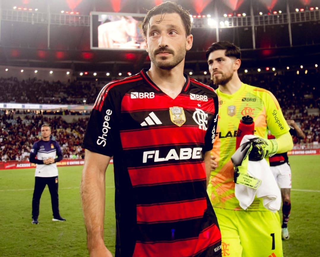 Matías Viña em campo pelo Flamengo após nove meses