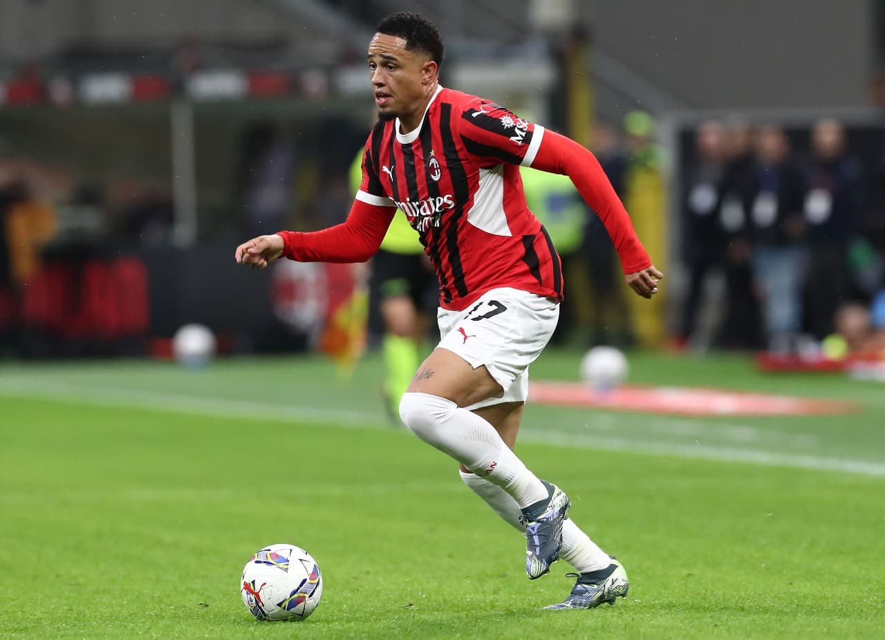 Noah Okafor do AC Milan em ação durante a partida da Série A entre AC Milan e Udinese Calcio no Stadio Giuseppe Meazza em 19 de outubro de 2024 em Milão, Itália.