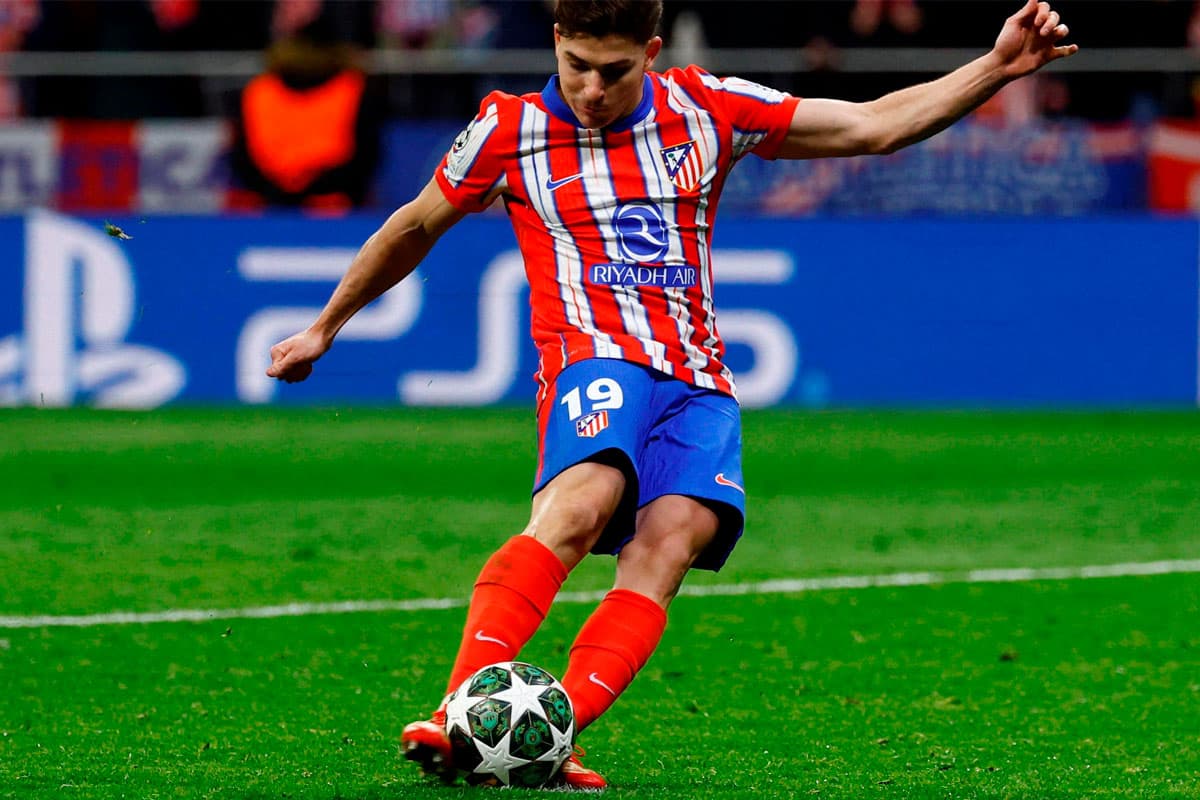 Cobrança de pênalti de Julian Alvarez na Champions League