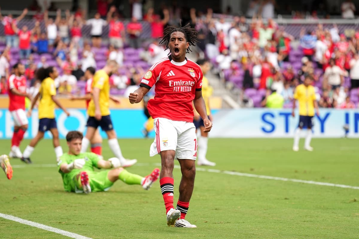 Renato Sanches comemora gol do Benfica sobre o Auckland City