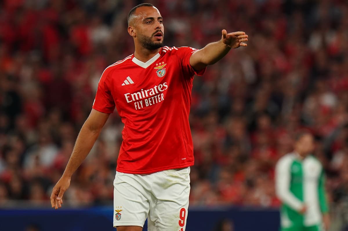 Arthur Cabral orienta companheiros em jogo do Benfica