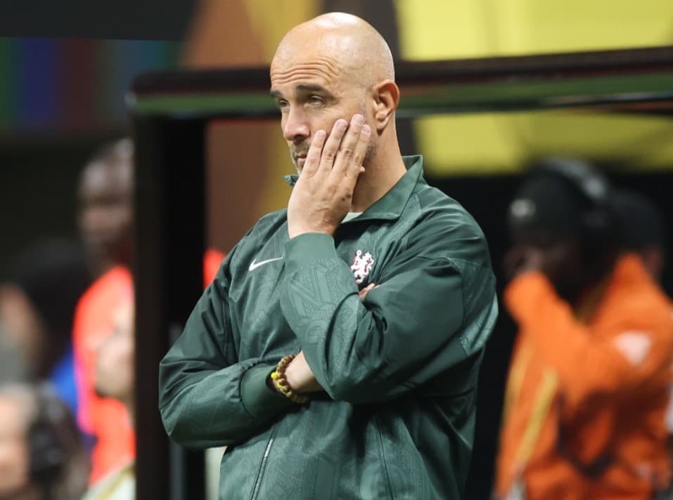 Técnico do Chelsea com a mão no rosto durante partida com o LAFC