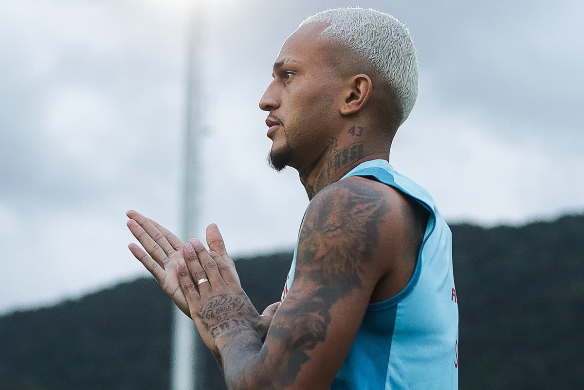 Wesley treina com companheiros do Flamengo no Ninho do Urubu