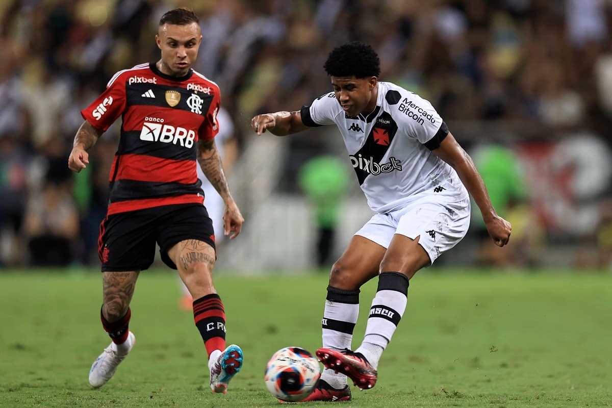 Andrey Santos disputa bola com Cebolinha em clássico Flamengo x Vasco
