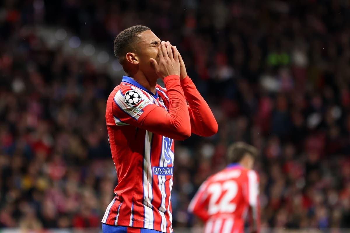 Samuel Lino se lamenta em jogo do Atlético de Madrid