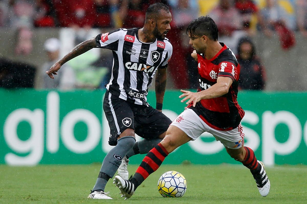 Bruno Silva tenta drible sobre Diego em Flamengo x Botafogo