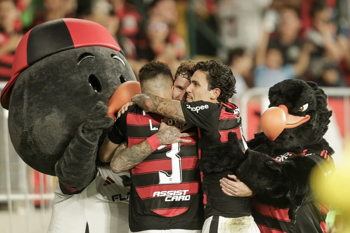 Jogadores do Flamengo comemoram gol sobre o Atlético-MG