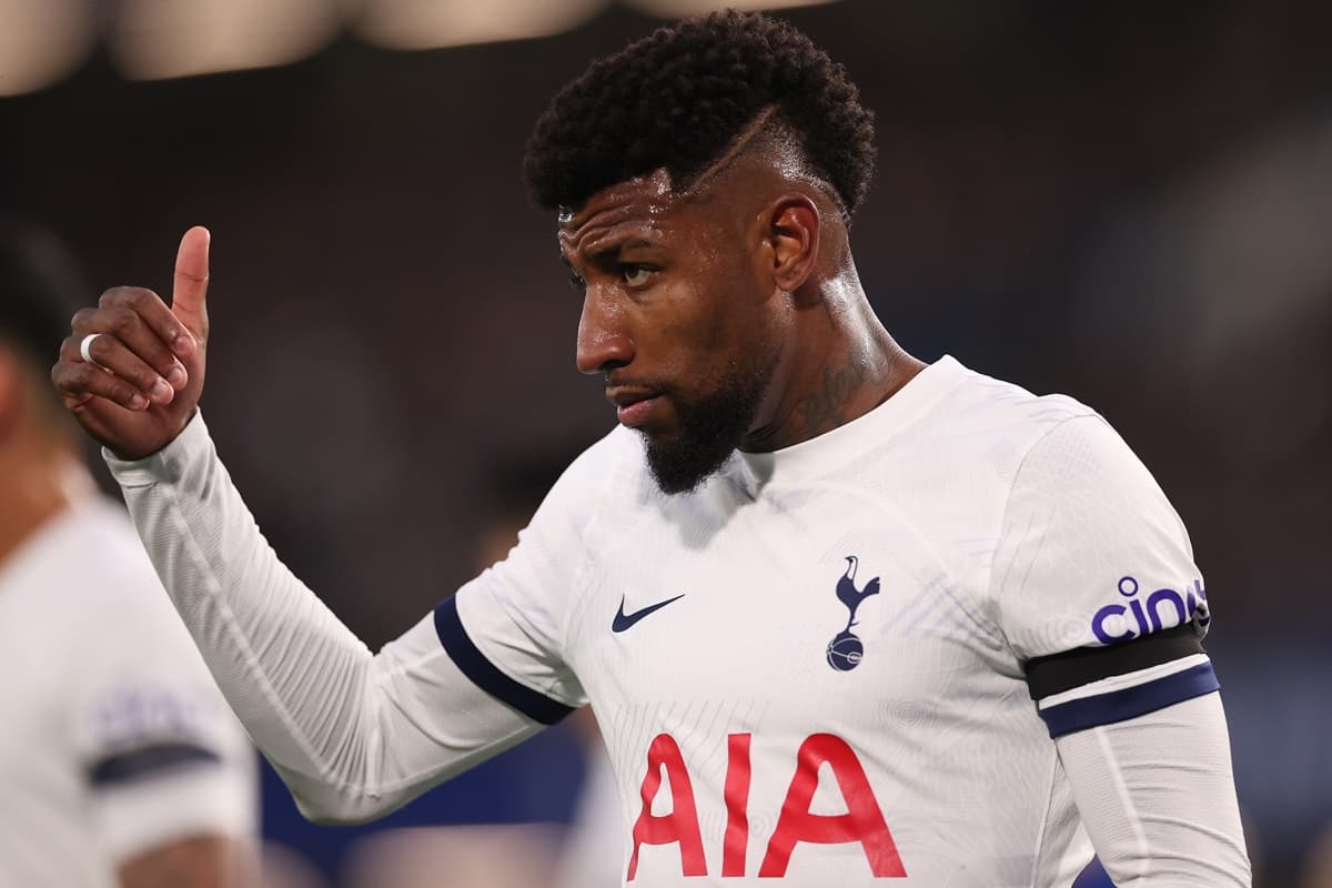 Emerson Royal fala com companheiro em jogo do Tottenham
