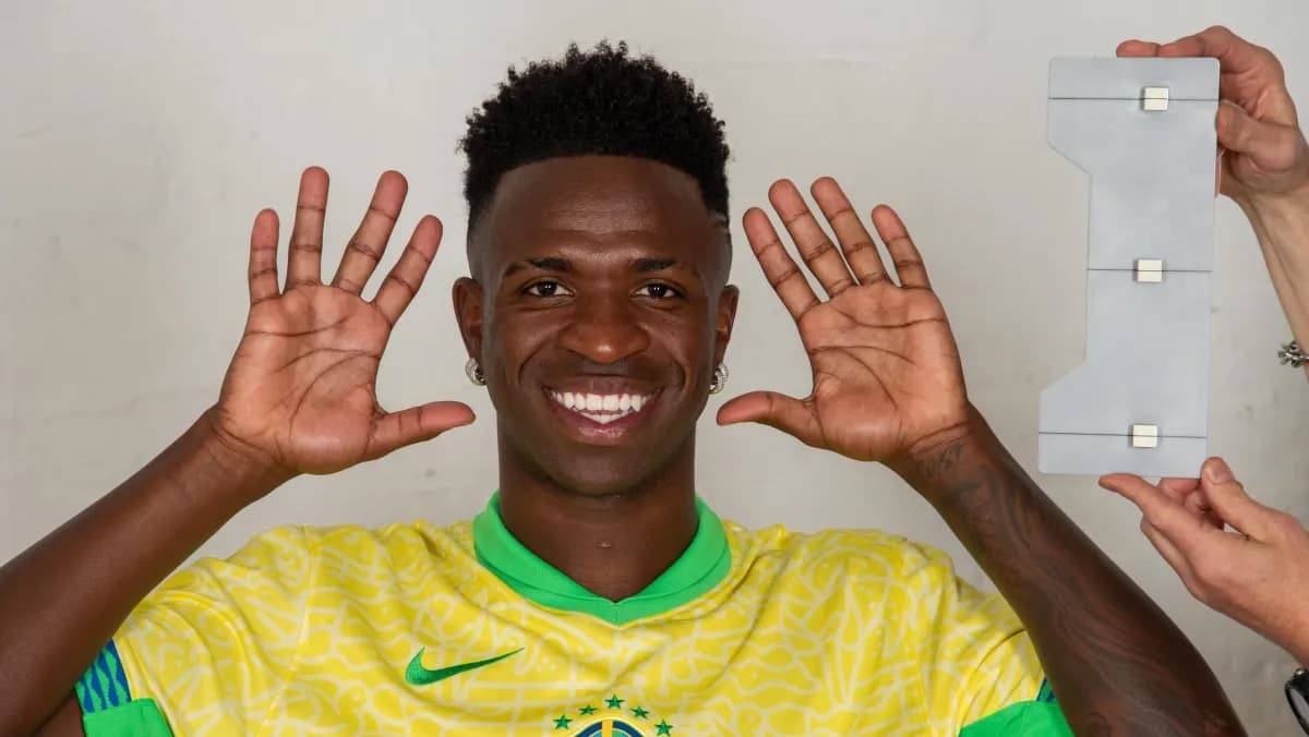 Estátua de cera em homenagem a Vini Jr foi inaugurada no Rio de Janeiro