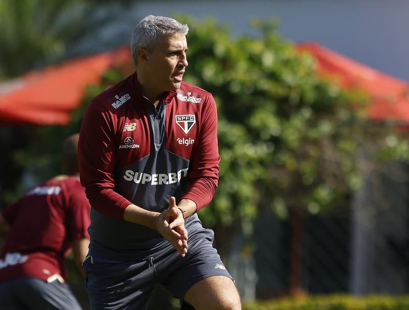 Hernan Crespo gesticula durante treino do São Paulo