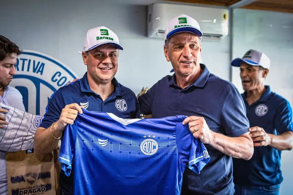 Pedro Dantas, presidente do Confiança, e Rodolfo Landim, ex-presidente do Flamengo, seguram camisa