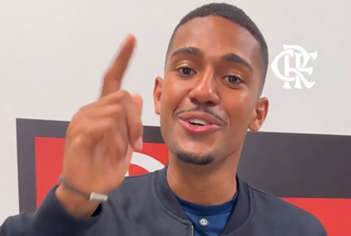 Samuel Lino canta música após anúncio no Flamengo